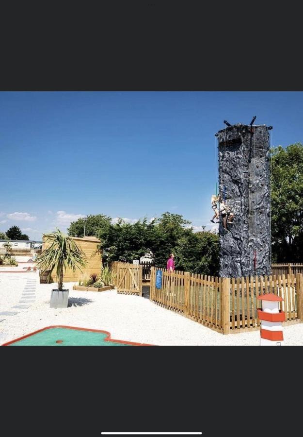 Summer Breeze Deluxe Caravan Rental Saint Osyth Εξωτερικό φωτογραφία